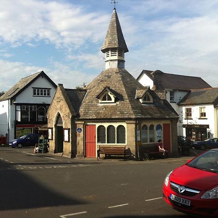 The Three Crowns Hotel Chagford Buitenkant foto The Market Cross