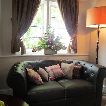 The Three Crowns Hotel Chagford Buitenkant foto A leather sofa