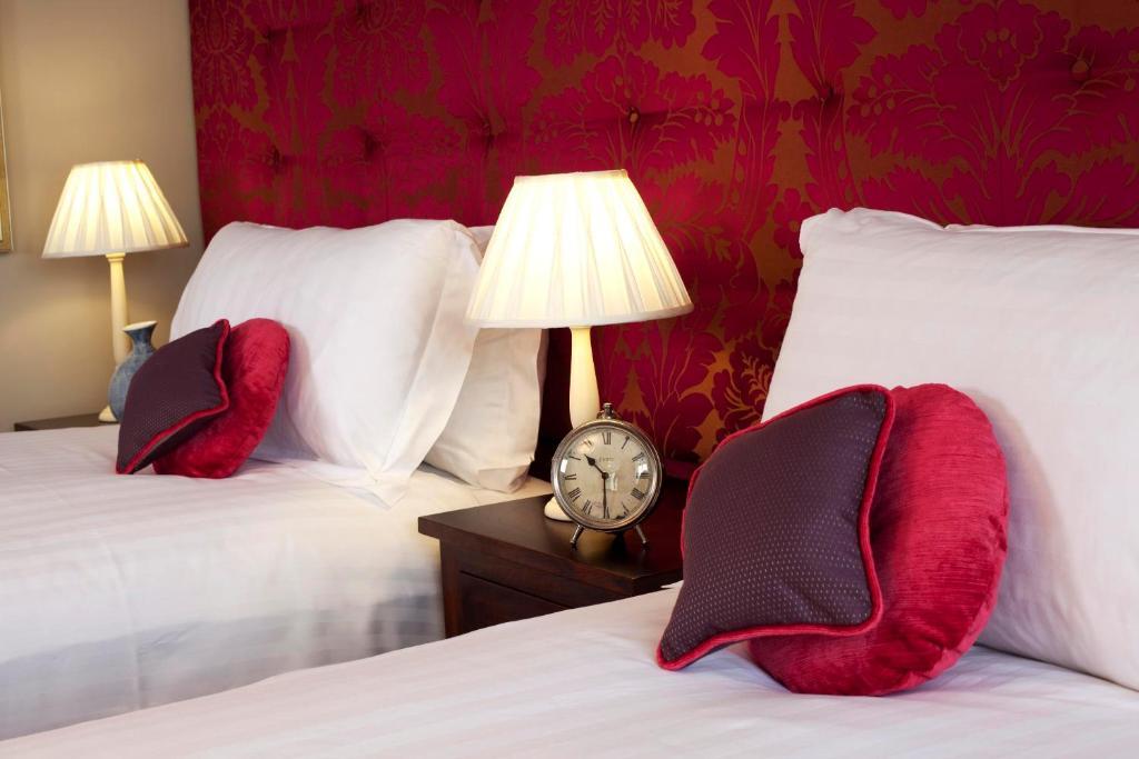 The Three Crowns Hotel Chagford Kamer foto A bedroom at the hotel