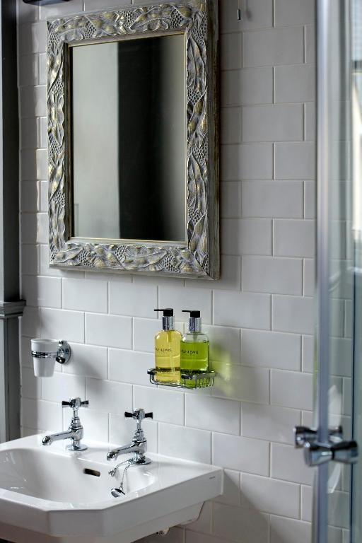 The Three Crowns Hotel Chagford Kamer foto Soap dispenser