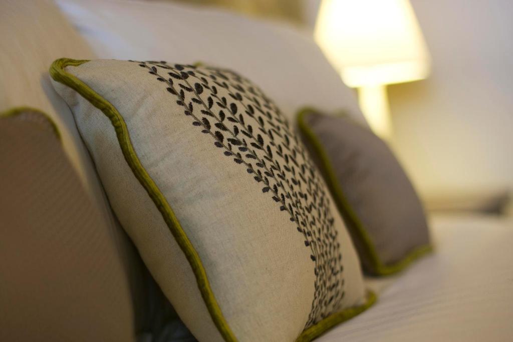 The Three Crowns Hotel Chagford Buitenkant foto A throw pillow