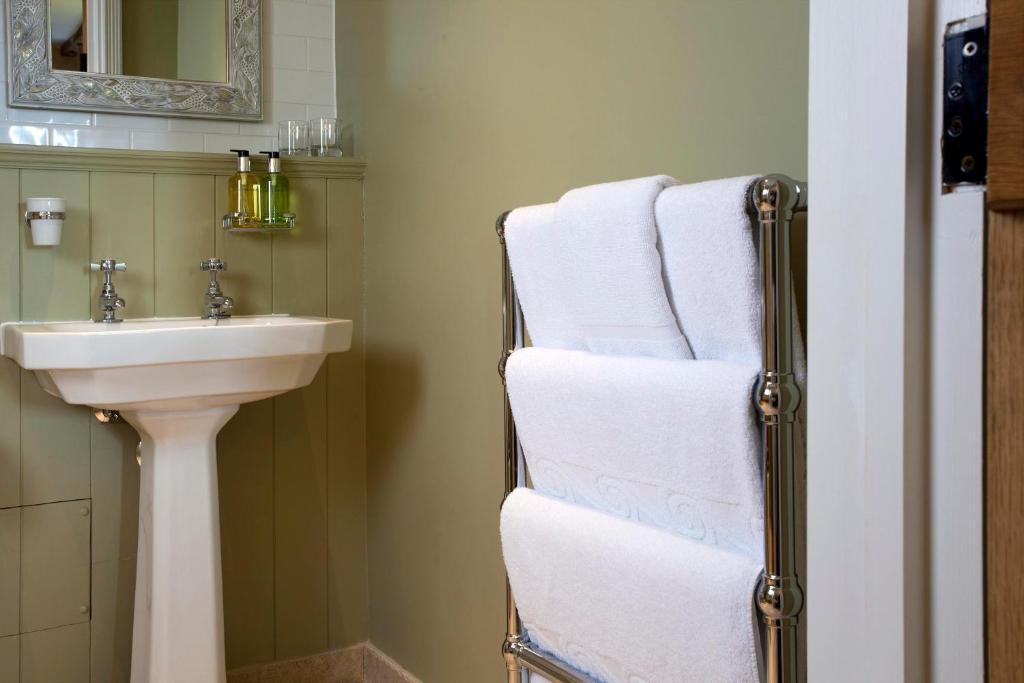 The Three Crowns Hotel Chagford Kamer foto A towel warmer