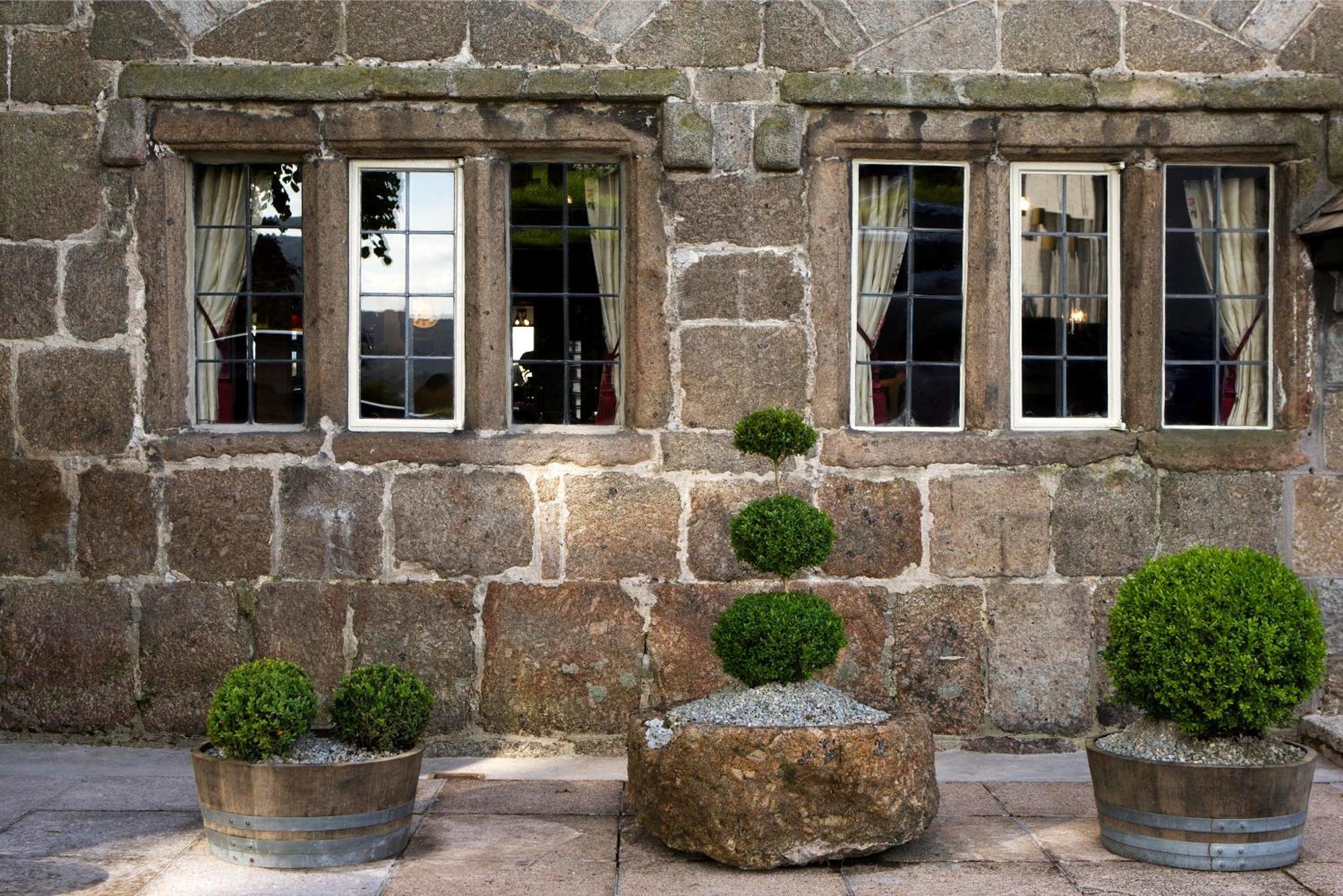 The Three Crowns Hotel Chagford Buitenkant foto The old stone mill at the entrance of the brewery