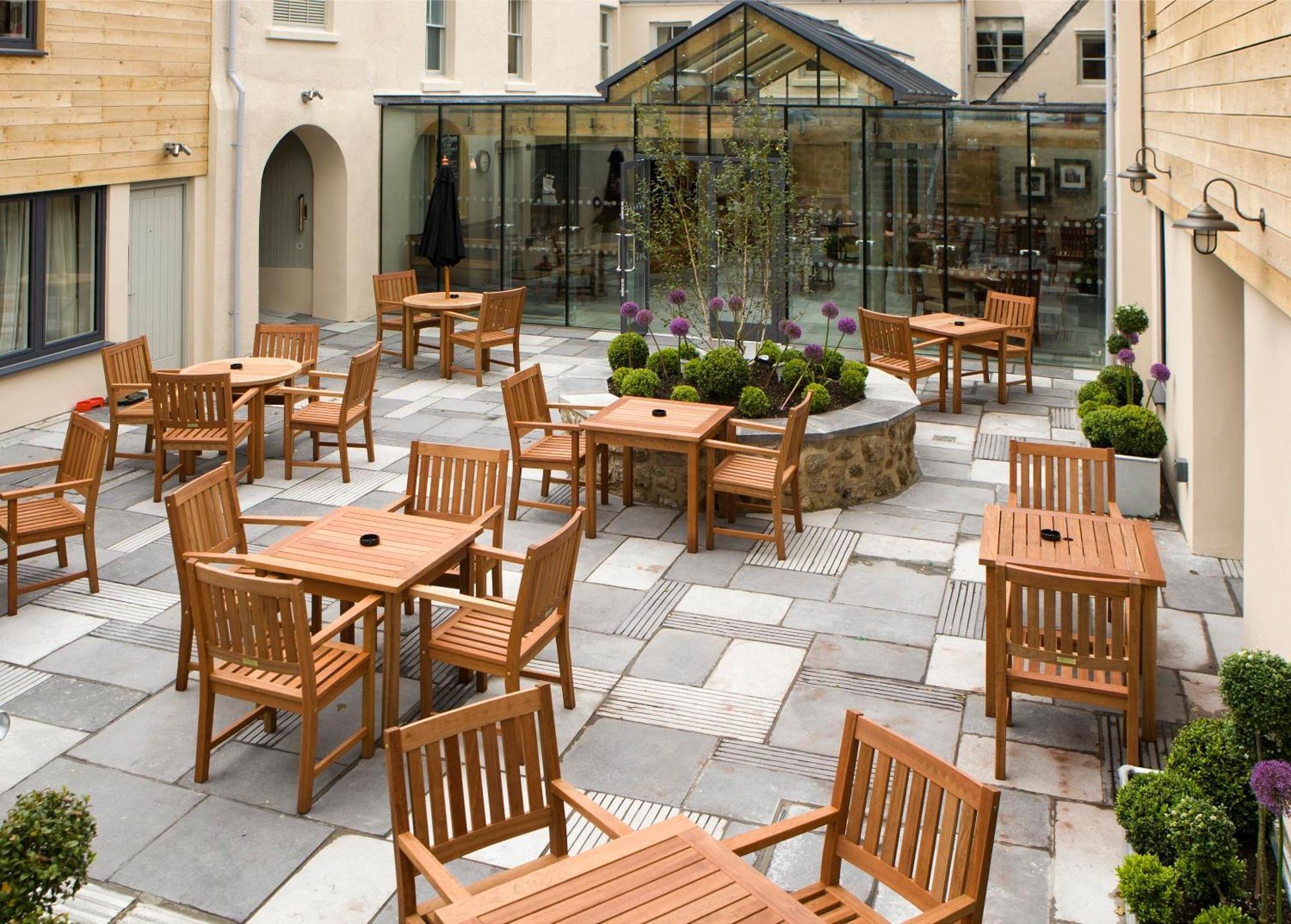 The Three Crowns Hotel Chagford Buitenkant foto The courtyard at the hotel