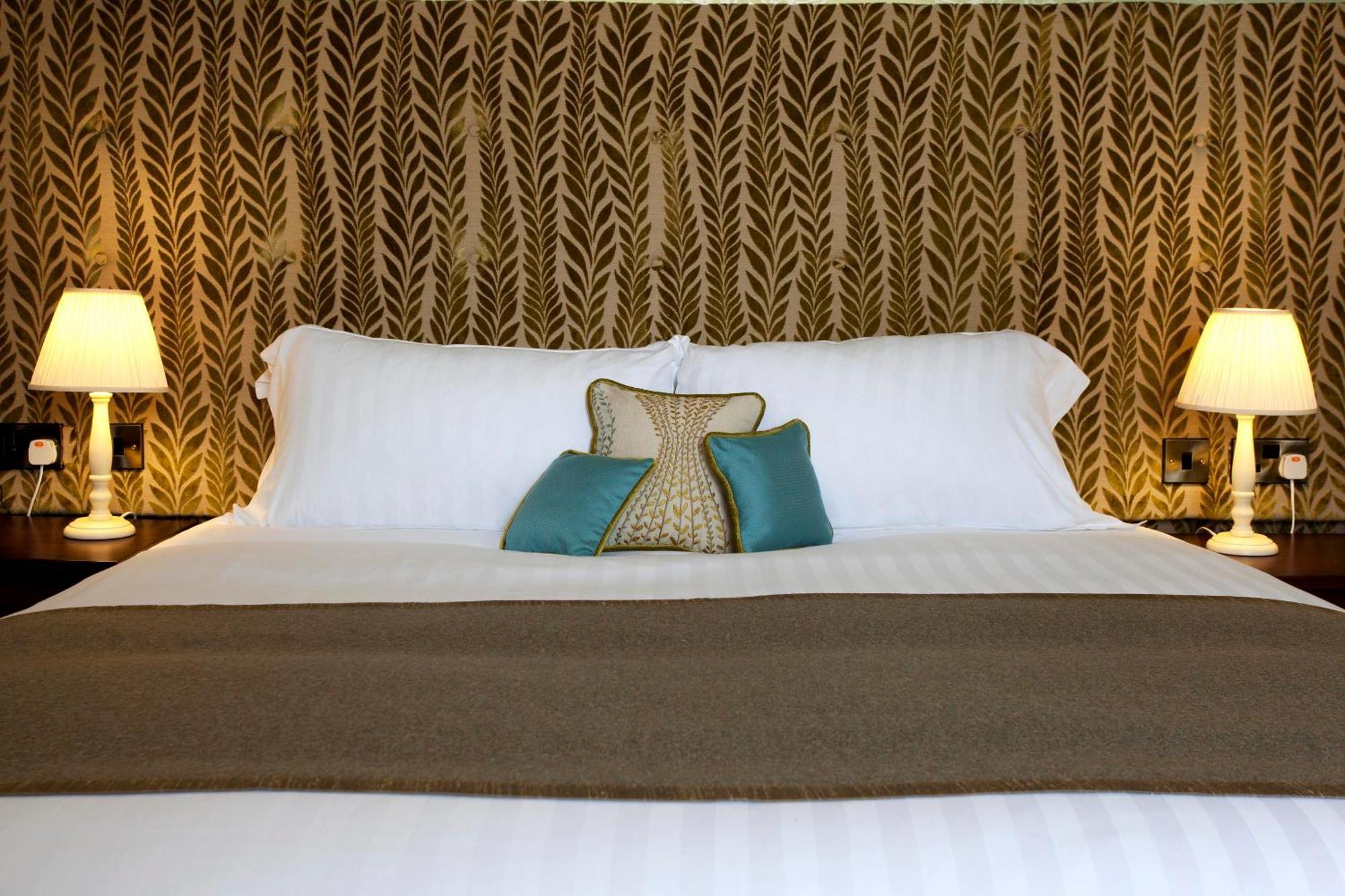 The Three Crowns Hotel Chagford Buitenkant foto A bed with a headboard