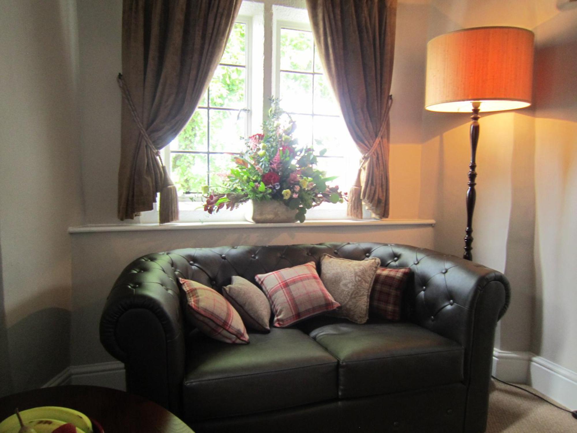 The Three Crowns Hotel Chagford Buitenkant foto A leather sofa