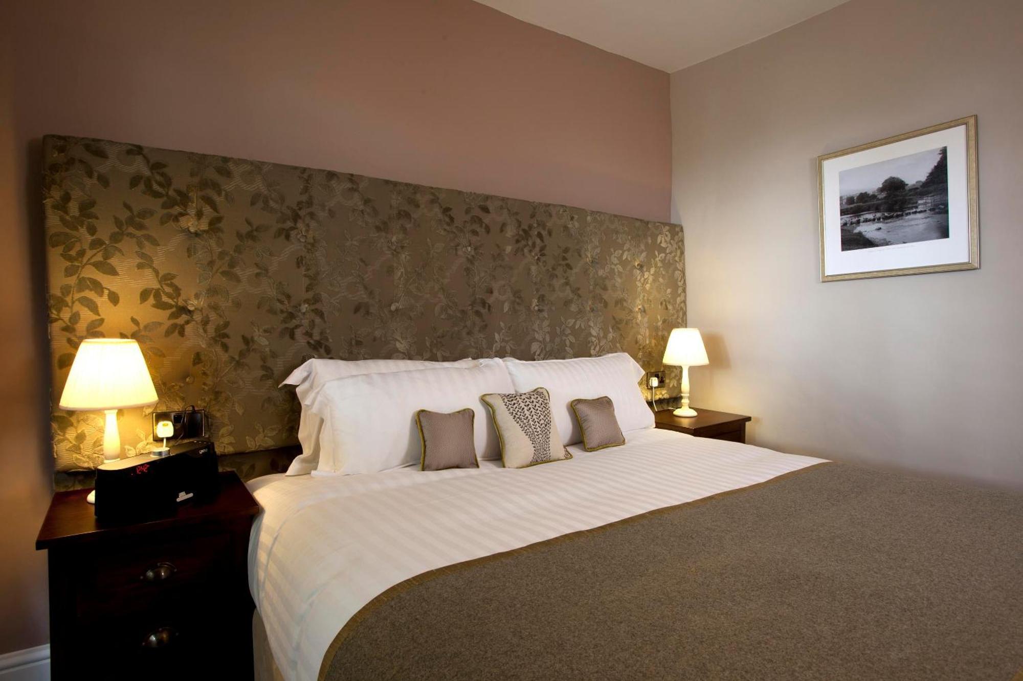 The Three Crowns Hotel Chagford Buitenkant foto A bedroom at the hotel