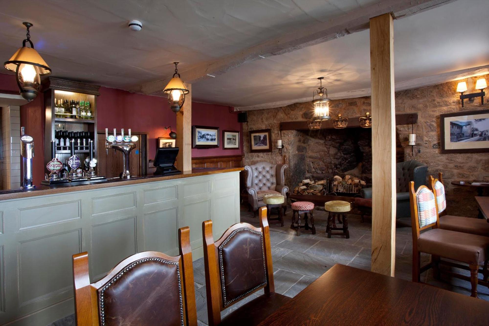 The Three Crowns Hotel Chagford Buitenkant foto The interior of the pub