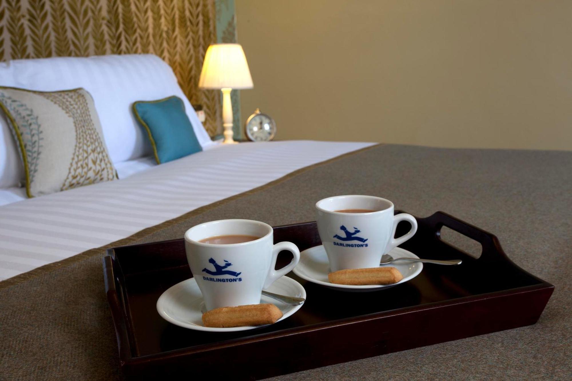The Three Crowns Hotel Chagford Buitenkant foto Room service