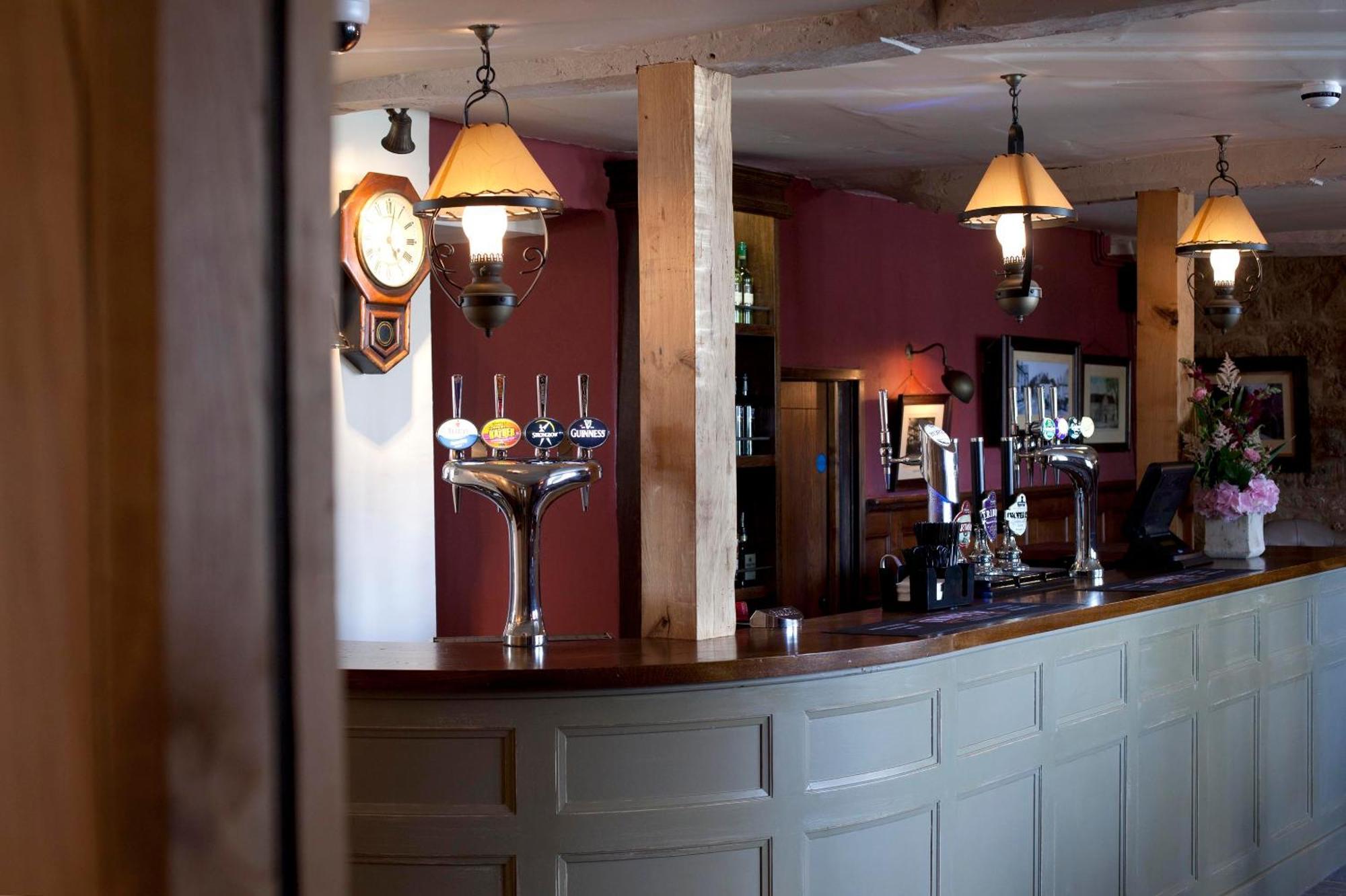 The Three Crowns Hotel Chagford Buitenkant foto The bar at The Old Red Lion