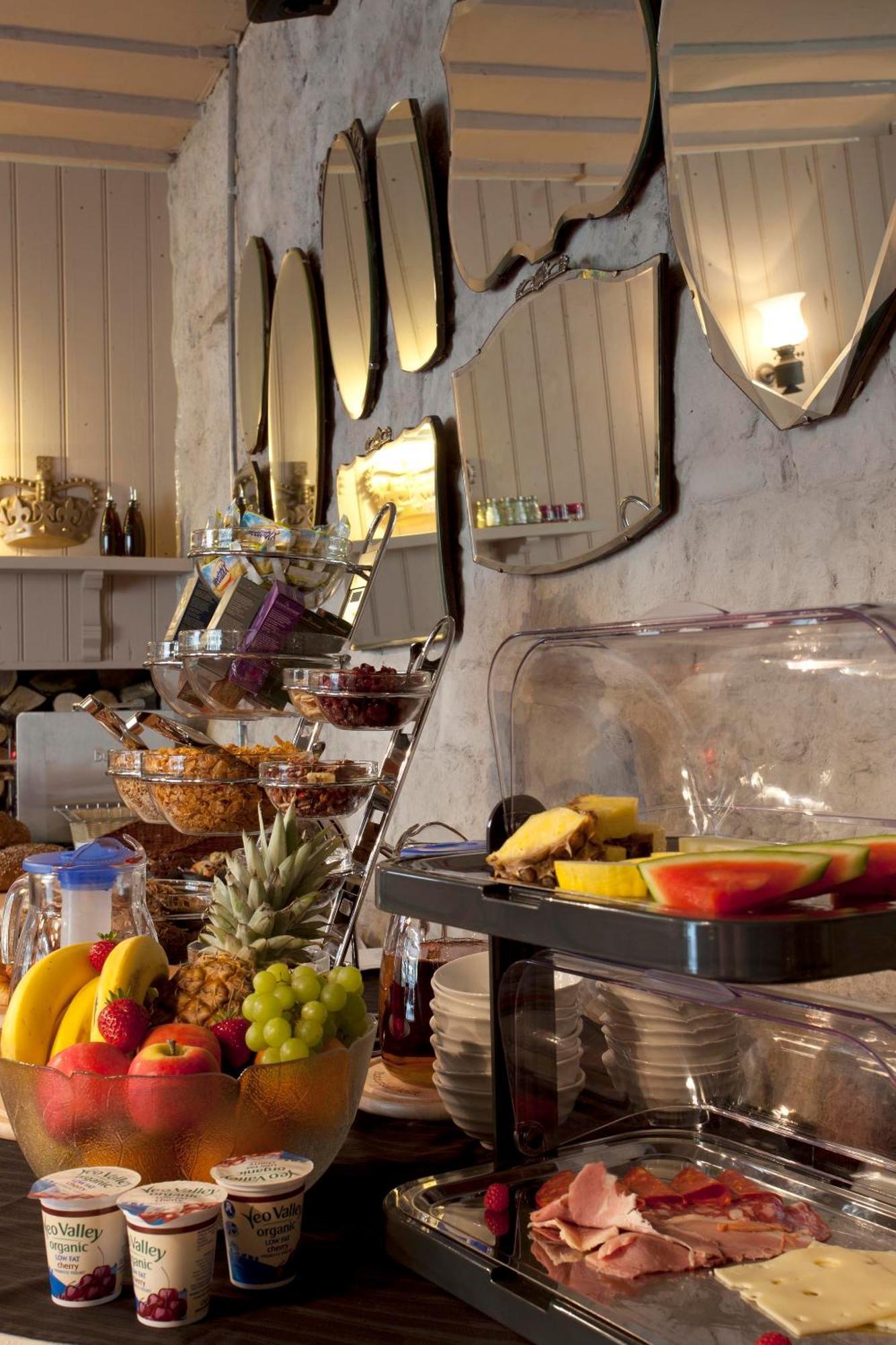 The Three Crowns Hotel Chagford Buitenkant foto A buffet at a hotel