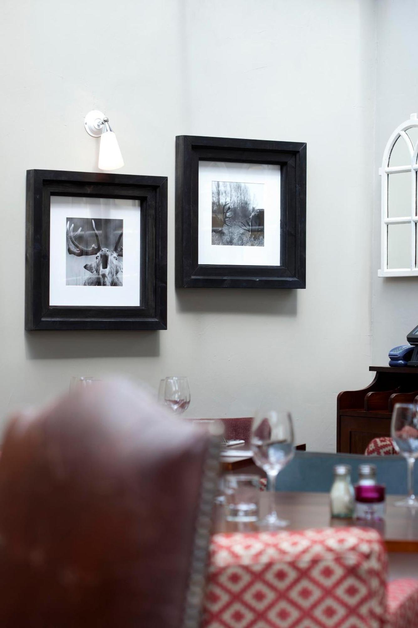 The Three Crowns Hotel Chagford Buitenkant foto Framed photographs
