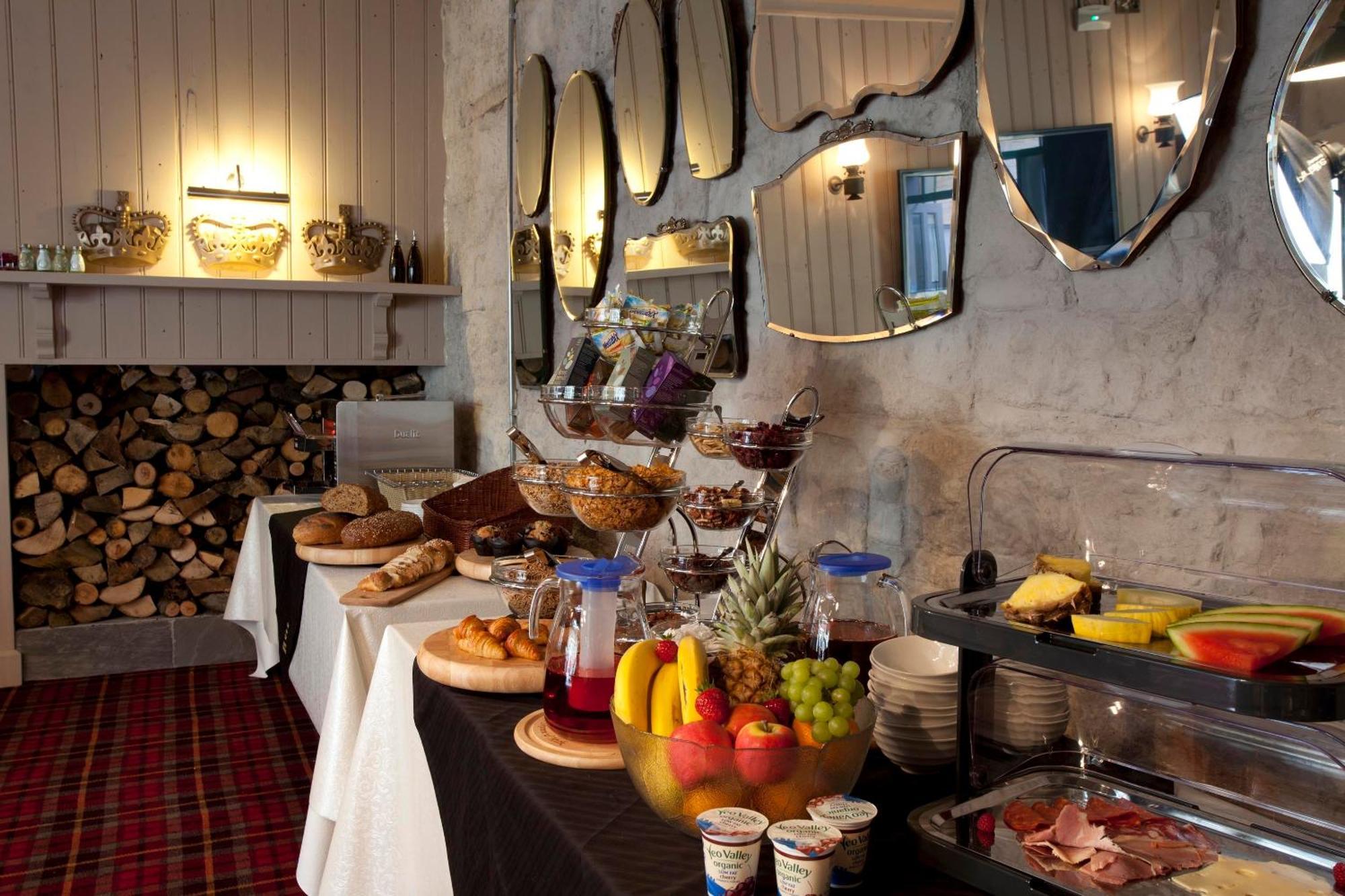 The Three Crowns Hotel Chagford Buitenkant foto Breakfast buffet at the hotel