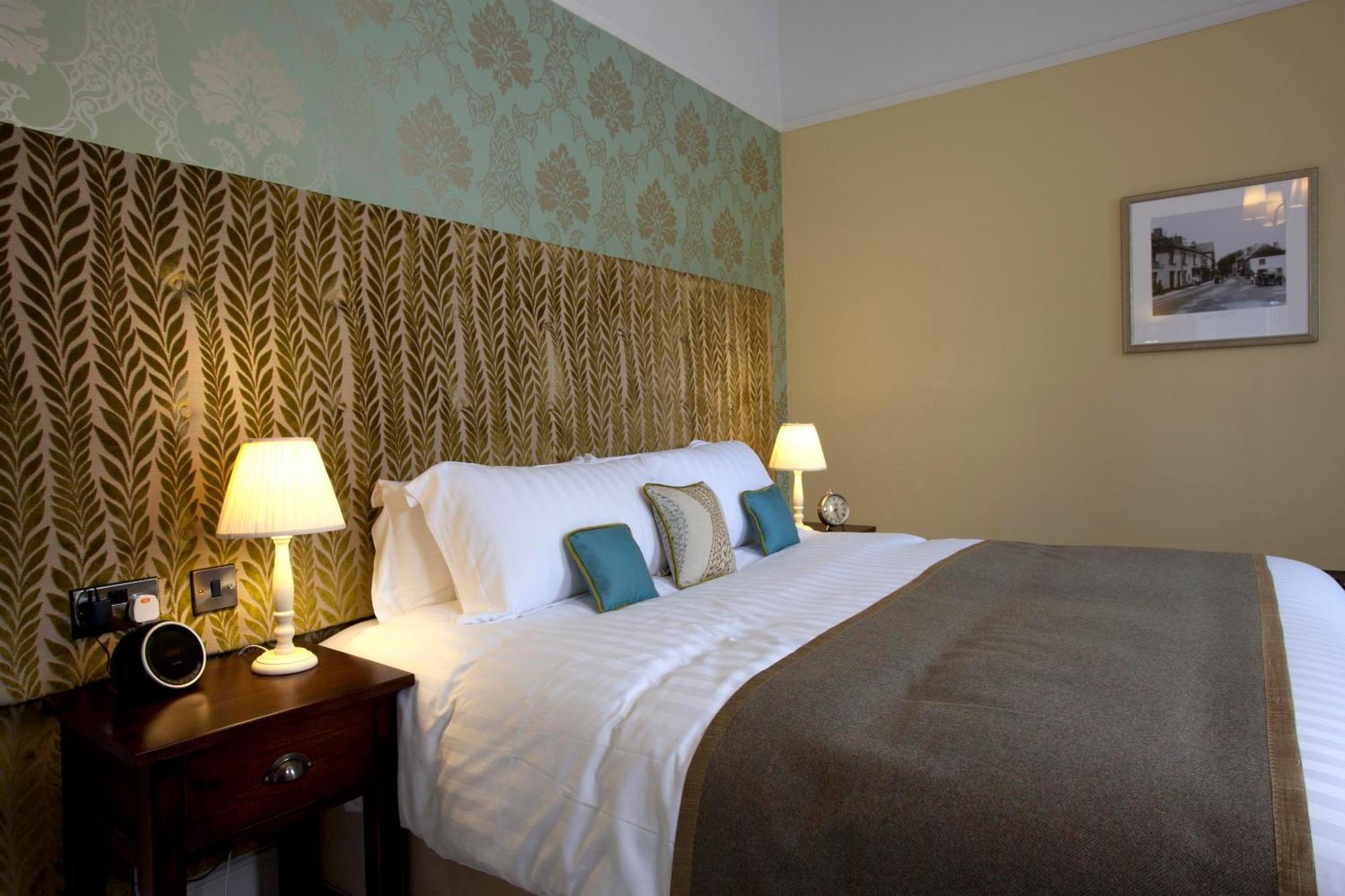 The Three Crowns Hotel Chagford Buitenkant foto A bedroom at the hotel