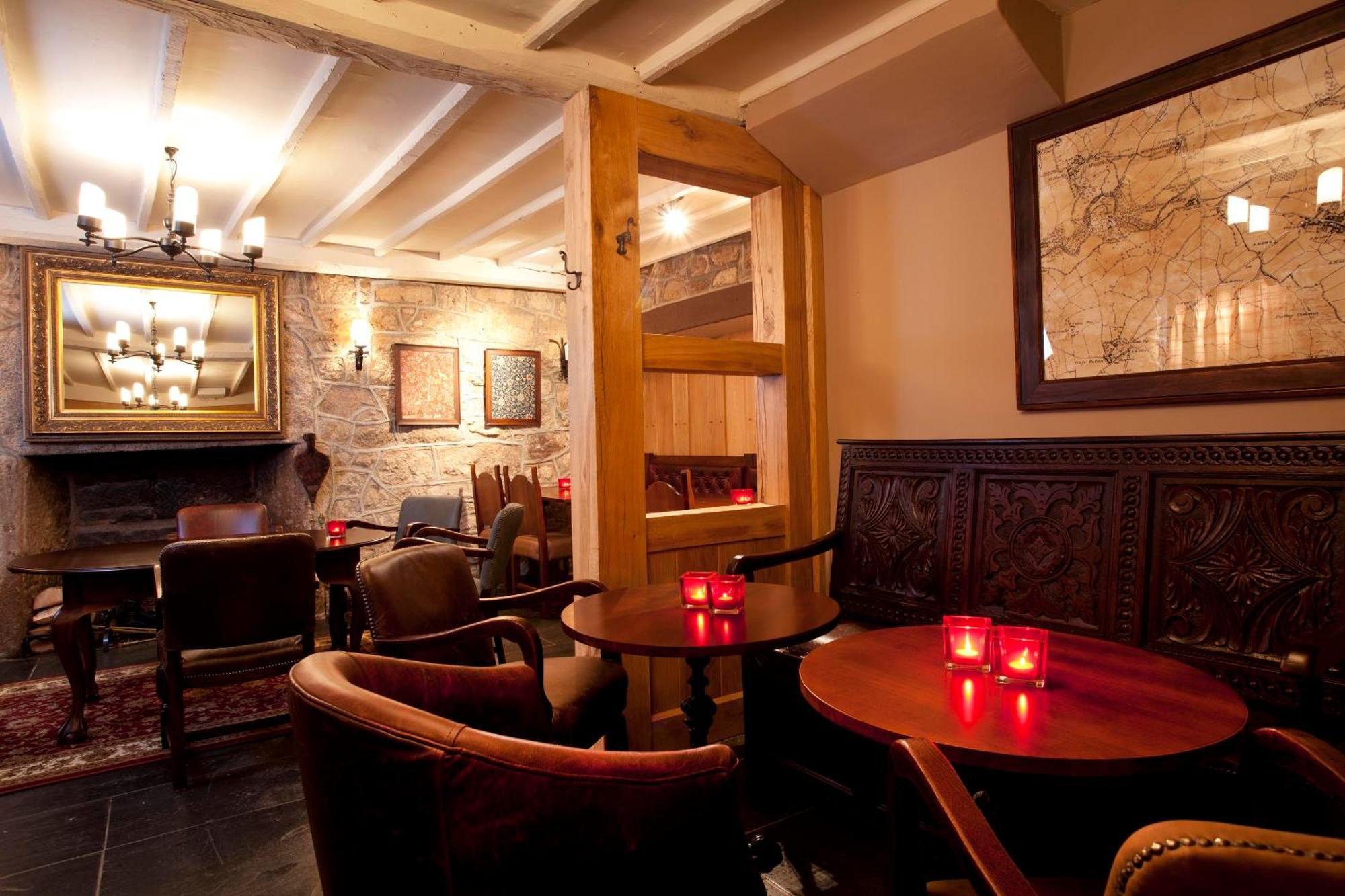 The Three Crowns Hotel Chagford Buitenkant foto The interior of the pub
