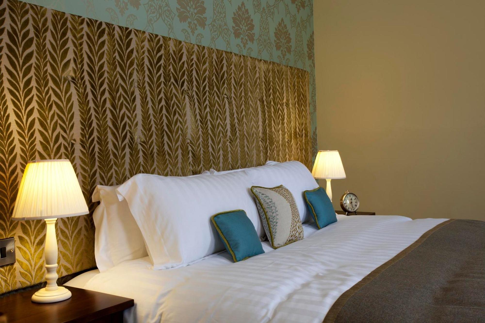 The Three Crowns Hotel Chagford Buitenkant foto A bedroom at the hotel