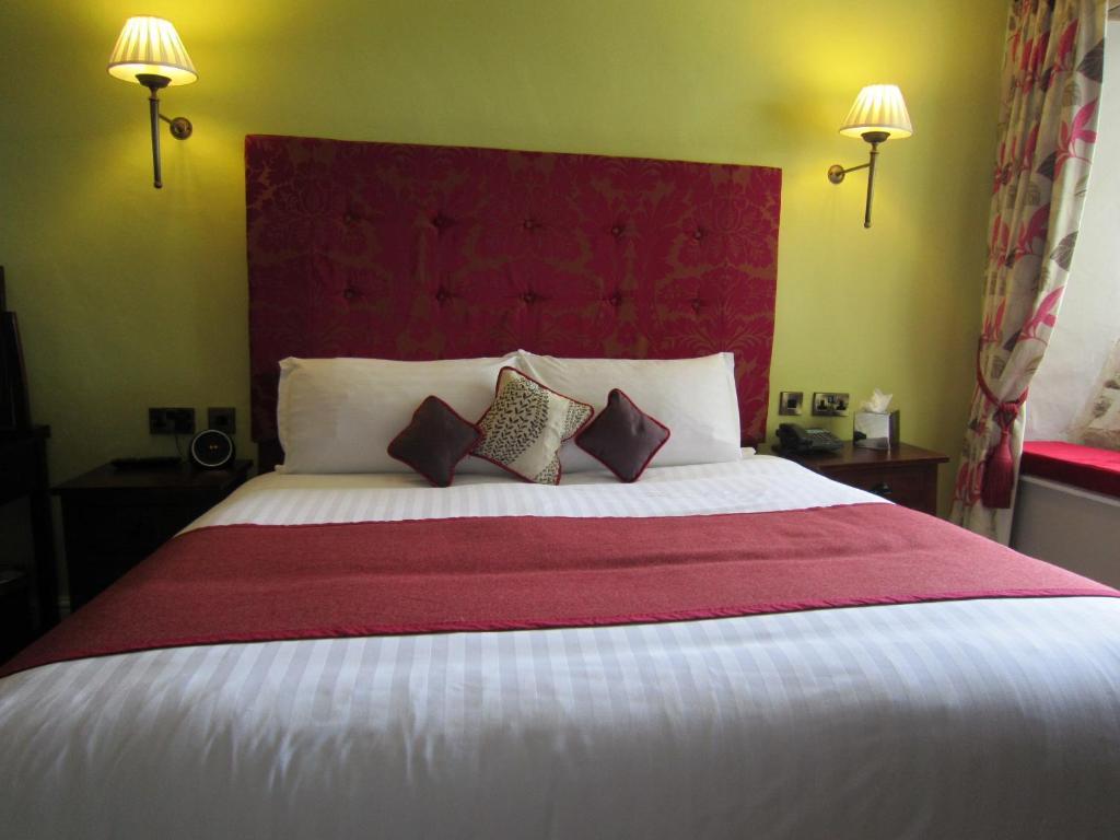 The Three Crowns Hotel Chagford Kamer foto A bedroom at the hotel
