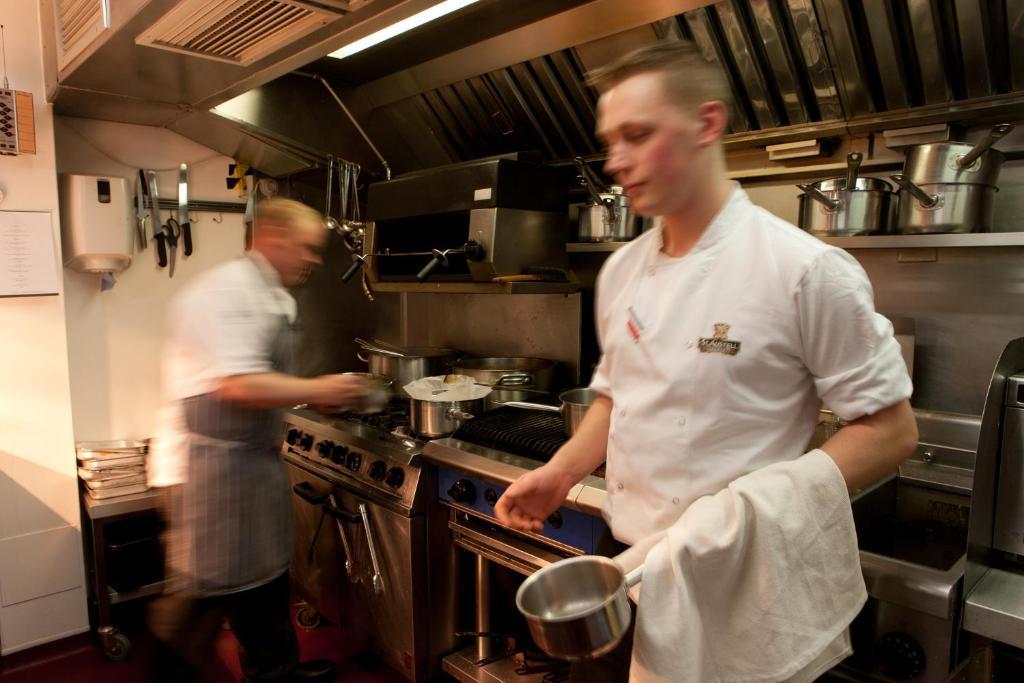 The Three Crowns Hotel Chagford Buitenkant foto A sous chef in a restaurant kitchen