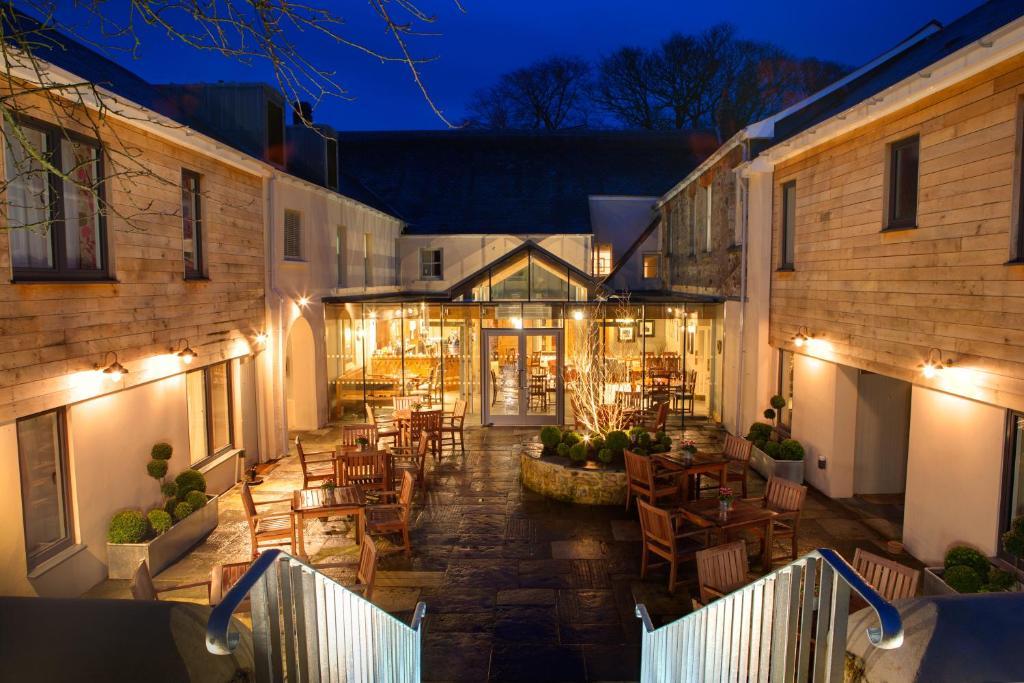 The Three Crowns Hotel Chagford Buitenkant foto The Old Mill at night