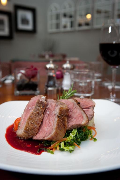 The Three Crowns Hotel Chagford Buitenkant foto A steak prepared medium