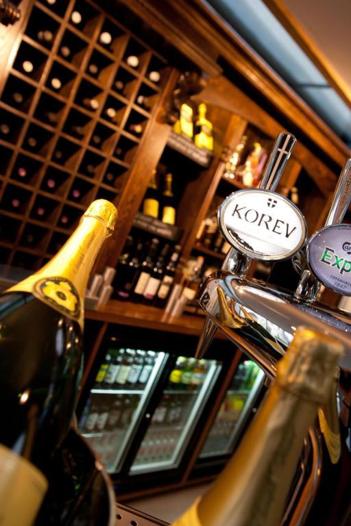 The Three Crowns Hotel Chagford Buitenkant foto A bottle of Korov