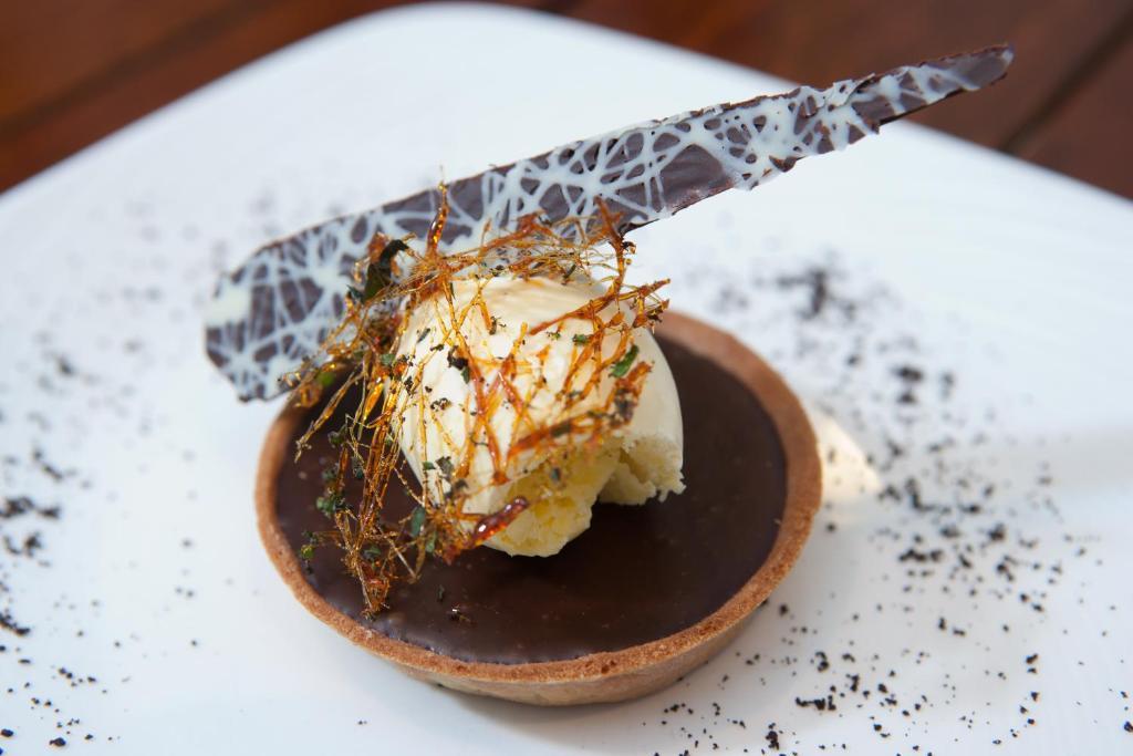 The Three Crowns Hotel Chagford Buitenkant foto A chocolate dessert