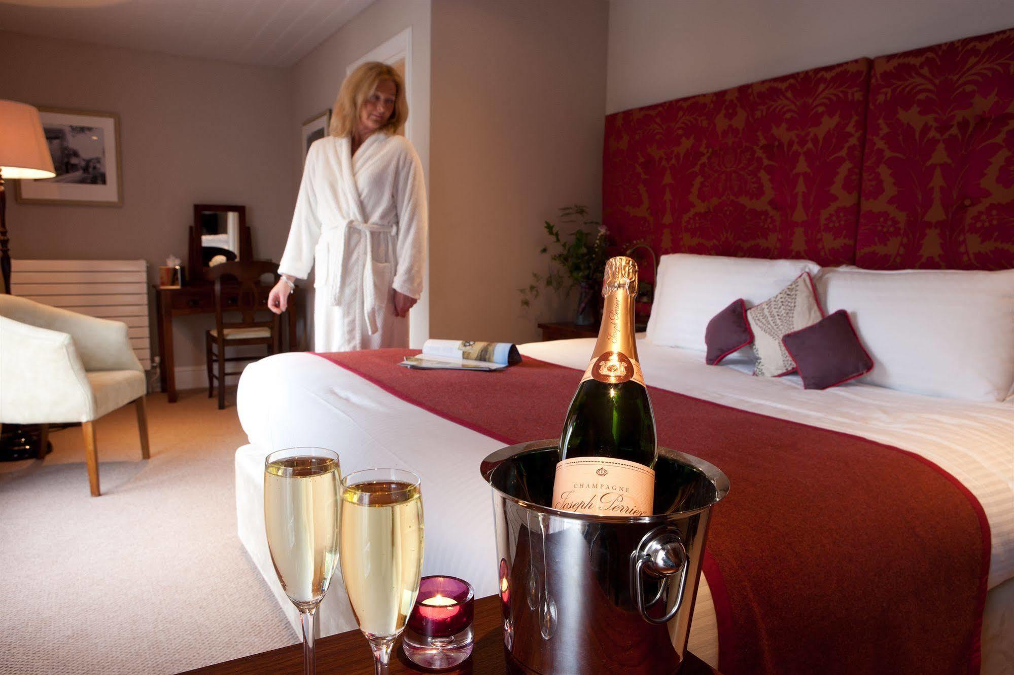 The Three Crowns Hotel Chagford Buitenkant foto A guest in a hotel room