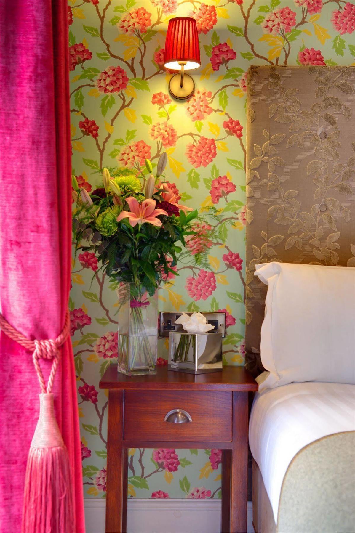 The Three Crowns Hotel Chagford Buitenkant foto A bedroom at the hotel